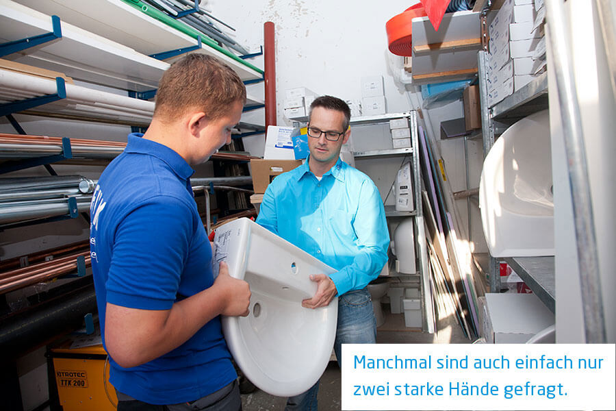 Mitarbeiter tragen Waschbecken