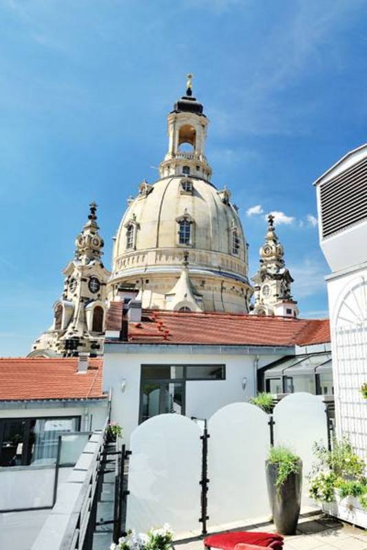 Dachgarten mit Frauenkirche im Hintergrund