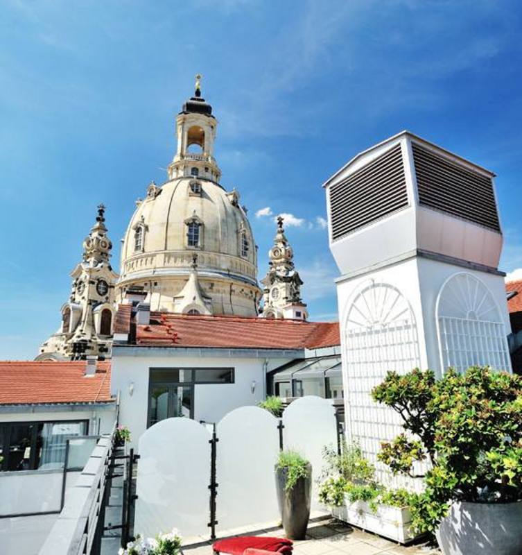Dachgarten mit Frauenkirche im Hintergrund