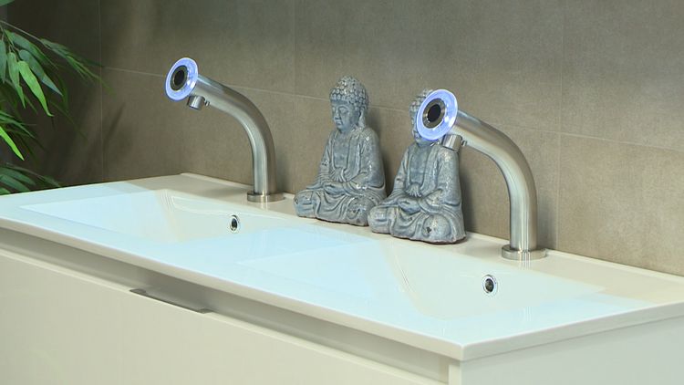 Doppelwaschbecken mit modernen Armaturen
