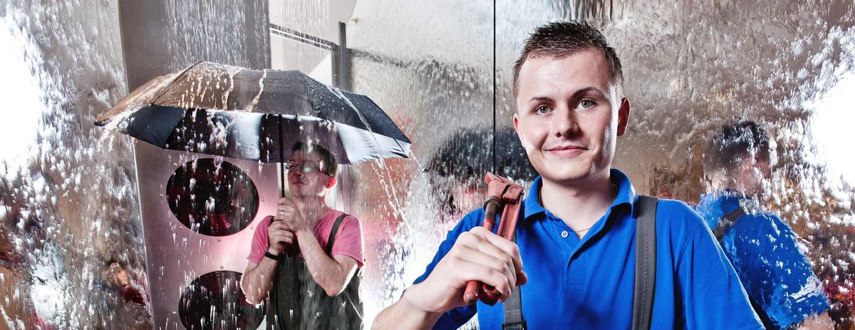 Rink-Mitarbeiter mit Regenschirm