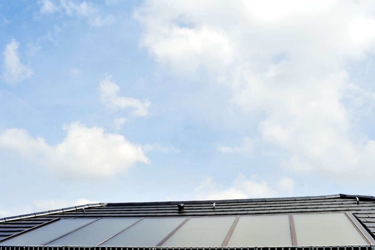 Solarpanels auf Dach eines Einfamilienhauses