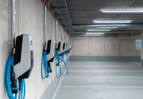 leere Tiefgarage mit Ladesäulen